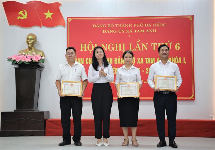 Lãnh đạo Đảng ủy xã Tam Anh trao giấy khen cho các tập thể. Ảnh: ALĂNG NGƯỚC