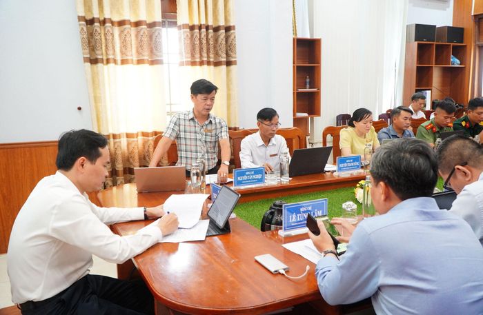 Phó Chủ tịch UBND xã Phước Trà Nguyễn Tấn Nghiệp báo cáo tại buổi làm việc. Ảnh: TÂM ĐAN