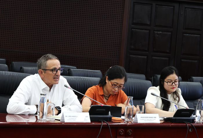Tiến sĩ Urs Hans Lustenberger, Chủ tịch Phòng Thương mại Thụy Sĩ tại châu Á trao đổi tại buổi làm việc. Ảnh: NGỌC HÀ