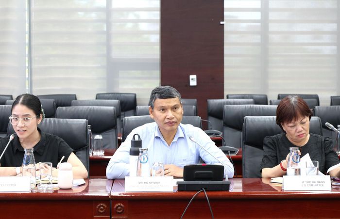 Phó Chủ tịch Thường trực UBND thành phố Hồ Kỳ Minh trao đổi tại buổi làm việc. Ảnh: NGỌC HÀ