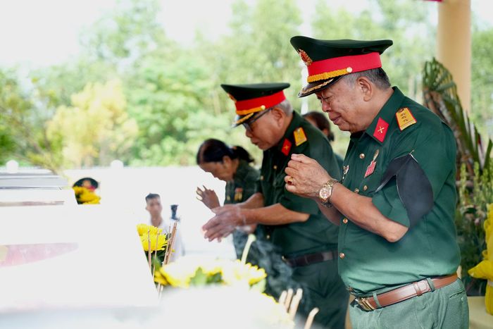 Cựu binh Trung đoàn 575 Pháo binh không giấu được niềm xúc động khi dự lễ truy điệu, an táng đồng đội vừa được tìm thấy. Ảnh: T.CÔNG
