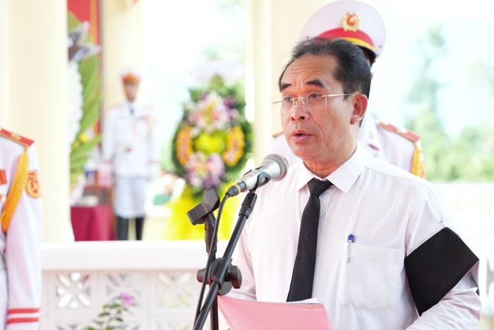 Phó Chủ tịch UBND thành phố Trần Anh Tuấn đọc điếu văn tại buổi lễ truy điệu. Ảnh: T.CÔNG