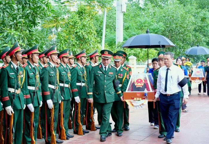 Trung tướng Lê Ngọc Hải và Chủ tịch UBND thành phố Nguyễn Mạnh Hùng đưa linh cữu các liệt sĩ đến nơi an táng. Ảnh: T.CÔNG