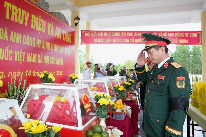 Trung tướng Lê Ngọc Hải, Tư lệnh Quân khu 5 viếng linh cữu các Anh hùng liệt sĩ được tìm thấy từ hang Đá Sập. Ảnh: T.CÔNG