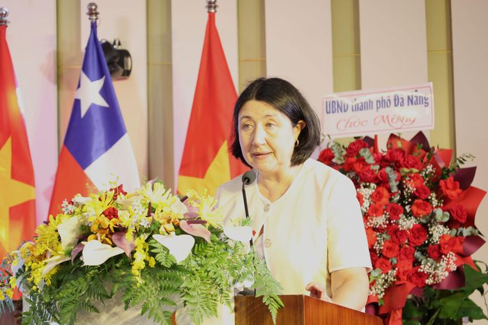 Đại sứ Chile tại Việt Nam Nasly Isabel Bernal Prado phát biểu tại lễ kỷ niệm. Ảnh: NGỌC HÀ
