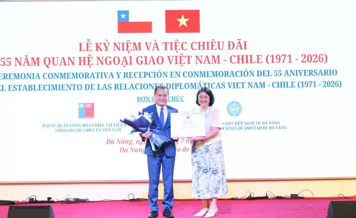 Đại sứ Chile tại Việt Nam (phải) trao bảng vinh danh Liên hiệp các tổ chức hữu nghị thành phố Đà Nẵng trong công tác phát triển hữu nghị giữa hai quốc gia và đặc biệt phối hợp tổ chức lễ kỷ niệm. Ảnh: NGỌC HÀ