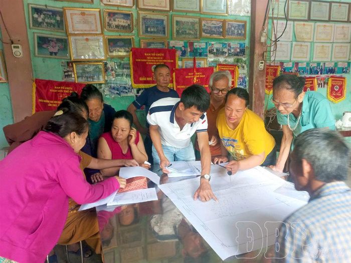 Rà soát số liệu đo đạc, kiểm đếm đất thu hồi tại thôn Thanh Trường.