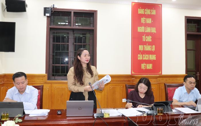 Đại biểu tham gia ý kiến vào nội dung dự thảo nghị quyết.