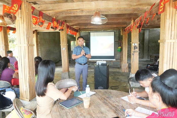 Các học viên tham gia tập huấn thực tế tại bản Che Căn, xã Mường Phăng.