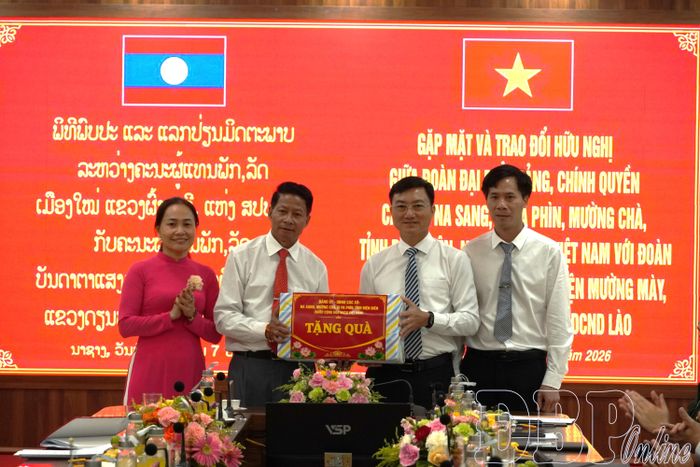 Lãnh đạo các xã: Na Sang, Mường Chà, Si Pa Phìn tặng quà lãnh đạo huyện Mường Mày.