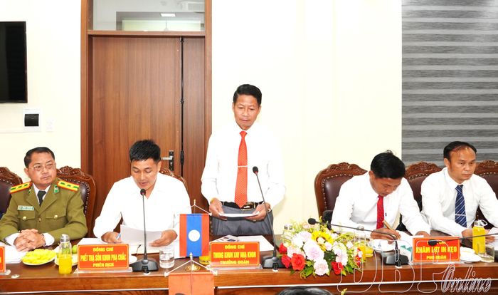 Ông Thong Khun Xay Nhạ Khon, Phó Bí thư Huyện ủy, Chủ tịch Ủy ban Chính quyền huyện Mường Mày phát biểu tại buổi làm việc.