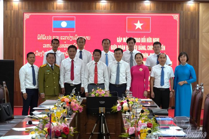 Các đại biểu chụp ảnh lưu niệm.