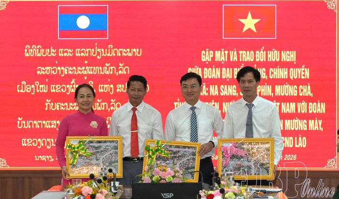 Lãnh đạo huyện Mường Mày tặng quà lãnh đạo các xã: Na Sang, Mường Chà, Si Pa Phìn.