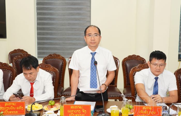 Lãnh đạo UBND xã Si Pa Phìn giới thiệu khái quát về tình hình phát triển kinh tế - xã hội, quốc phòng - an ninh trên địa bàn xã.