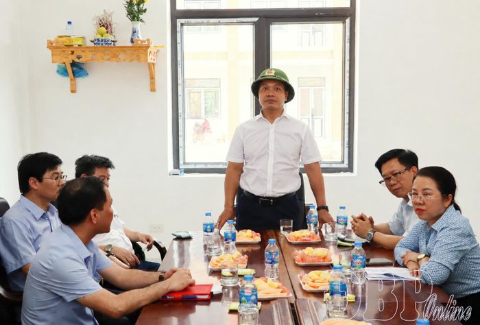 Bí thư Tỉnh ủy Trần Tiến Dũng phát biểu tại buổi làm việc với các đơn vị liên quan trong thực hiện dự án Trường Phổ thông nội trú liên cấp Tiểu học và THCS xã Sam Mứn.