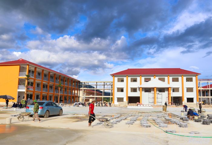Dự án Trường Phổ thông nội trú liên cấp Tiểu học và THCS xã Sam Mứn dự kiến hoàn thành và bàn giao công trình trước ngày 30/8, đúng kế hoạch giao. 