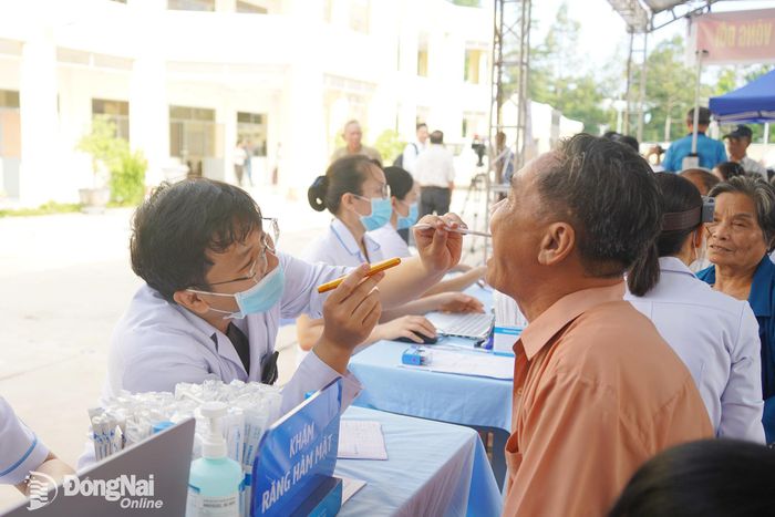 Một người dân phường Trị An được khám răng, hàm, mặt trong Chiến dịch cao điểm 180 ngày đêm khám sức khỏe định kỳ. Ảnh: Lê Duy