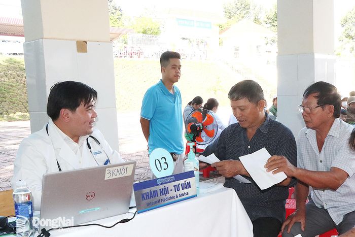 Người dân phường Lộc Ninh được khám bệnh, sàng lọc và tư vấn sức khỏe tại chương trình. Ảnh: Quang Minh