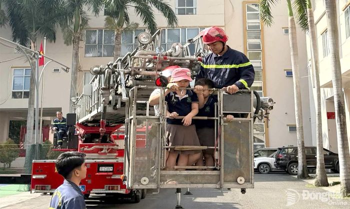 Các em học sinh trải nghiệm xe thang CC&CNCH