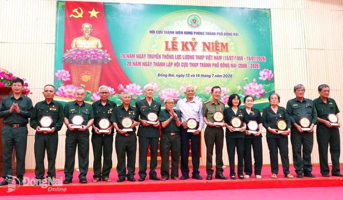 Lãnh đạo Hội Cựu thanh niên xung phong thành phố Đồng Nai tặng quà tri ân các cựu thanh niên xung phong tiêu biểu. Ảnh: Nguyệt Hà