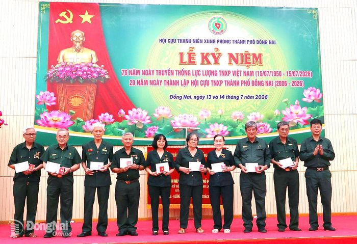 Lãnh đạo Hội Cựu thanh niên xung phong thành phố trao tặng Huy hiệu Cựu thanh niên xung phong tiêu biểu của Trung ương Hội cho cá nhân thuộc Hội Cựu thanh niên xung phong thành phố Đồng Nai. Ảnh: Nguyệt Hà