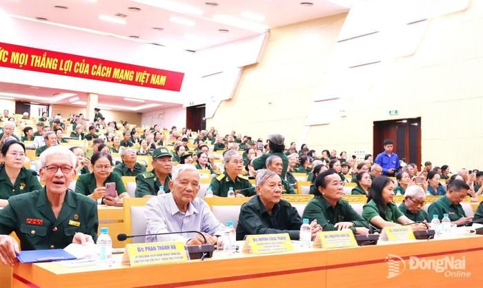Lãnh đạo thành phố Đồng Nai, Hội Cựu thanh niên xung phong thành phố Đồng Nai và các tỉnh, thành cùng cựu thanh niên xung phong tiêu biểu dự buổi lễ. Ảnh: Nguyệt Hà