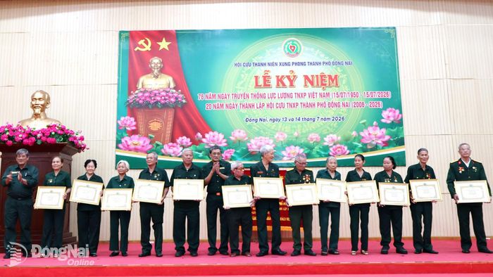 Hội Cựu thanh niên xung phong thành phố Đồng Nai tri ân các hội viên cao tuổi. Ảnh: Nguyệt Hà