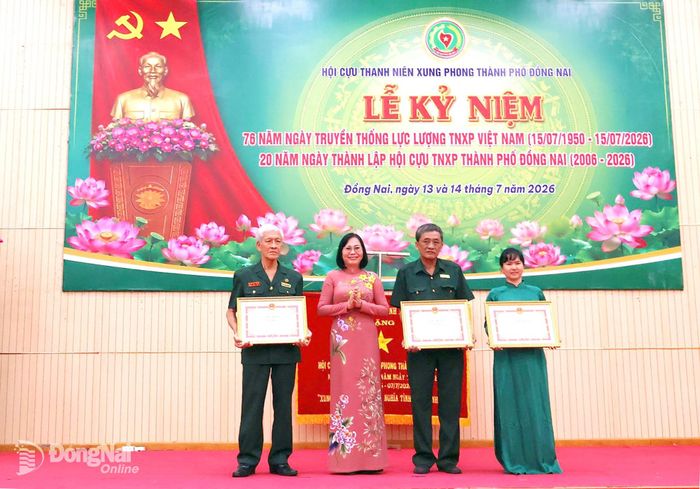 Thành ủy viên, Phó Chủ tịch UBND thành phố Đồng Nai Nguyễn Thị Hoàng trao bằng khen của UBND thành phố cho các cá nhân tiêu biểu. Ảnh: Nguyệt Hà