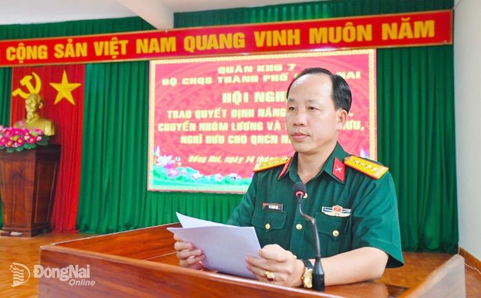 Đại tá Bùi Khánh Hòa, Phó Chỉ huy trưởng Bộ Chỉ huy Quân sự thành phố phát biểu tại hội nghị. Ảnh: Văn Chung