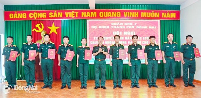 Đại tá Bùi Khánh Hòa, Phó Chỉ huy trưởng Bộ Chỉ huy Quân sự thành phố trao quyết định cho cán bộ. Ảnh: Văn Chung