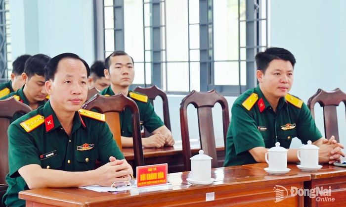Đại tá Bùi Khánh Hòa, Phó Chỉ huy trưởng Bộ Chỉ huy Quân sự thành phố và đại biểu dự hội nghị. Ảnh: Văn Chung