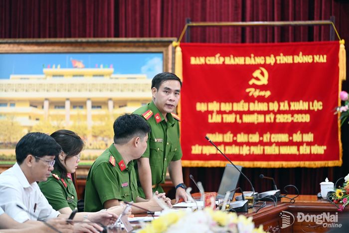 Thiếu tá Hoàng Trung Thảo, Phó Đội Trưởng Đội 2, PC06, Công an thành phố Đồng Nai làm rõ thêm những nội dung các đơn vị quan tâm về công tác chuẩn bị. Ảnh: Phạm Quang