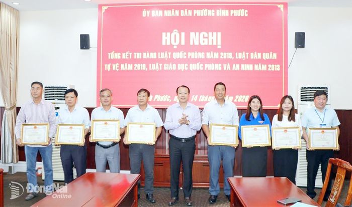 Các tập thể và cá nhân có thành tích xuất sắc trong thực hiện các luật được nhận giấy khen của UBND phường Bình Phước. Ảnh: Nhã Trâm