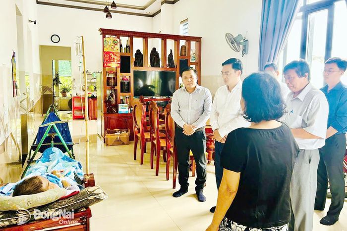 Giám đốc Sở Giáo dục và Đào tạo Đặng Anh Tuấn hỏi thăm, động viên gia đình ông Lê Quốc Cường. Ảnh: TT