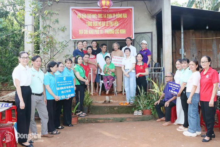 Hội Bảo trợ người khuyết tật, trẻ mồ côi và bệnh nhân nghèo thành phố Đồng Nai phối hợp với UBND phường Lộc Ninh, các mạnh thường quân cùng nhiều nhóm thiện nguyện trao tiền hỗ trợ cho gia đình bà Lê Thị Liễu. Ảnh: Quang Minh