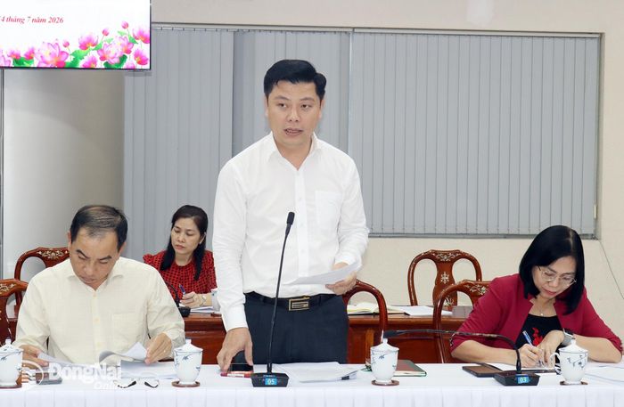 Ông Nguyễn Cao Tài, Giám đốc Trung tâm Phát triển quỹ đất thành phố báo cáo công tác bồi thường, giải phóng mặt bằng các dự án trọng điểm. Ảnh: Hoàng Lộc