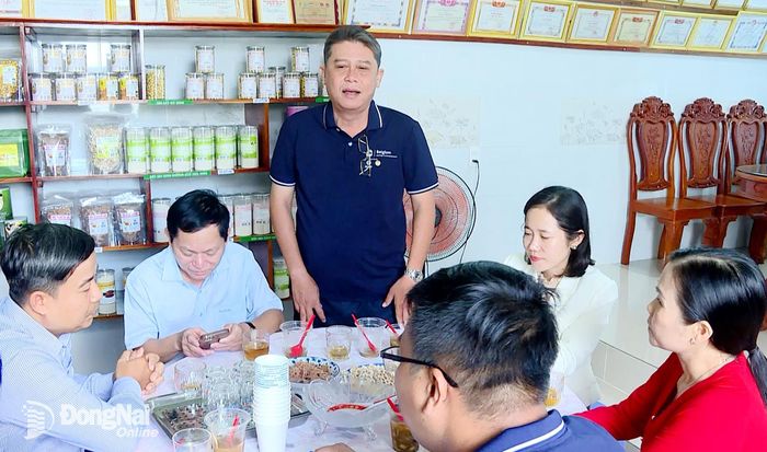 Ông Đặng Tấn Giang, Phó Chủ tịch Hội Nông dân thành phố Cần Thơ phát biểu trong chuyến tham quan tại Hợp tác xã Dịch vụ thương mại Sen Trường Phát, phường Nhơn Trạch. Ảnh: Văn Đoàn
