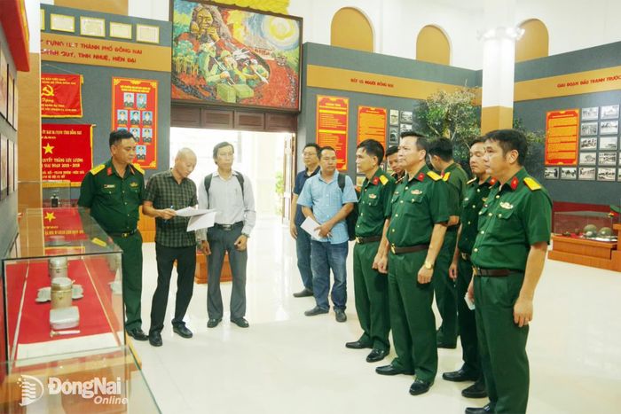 Đại biểu tham quan, trao đổi nghiệm thu một số hạng mục sửa chữa tại Nhà truyền thống Lực lượng vũ trang thuộc Bộ Chỉ huy Quân sự thành phố. Ảnh: ĐVCC