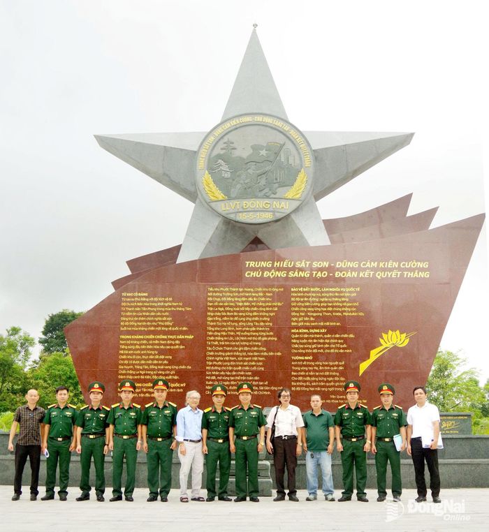 Đại biểu tham quan, nghiệm thu thực tế tại Bia truyền thống lực lượng vũ trang Đồng Nai tại khu vực ngã ba Bà Hào. Ảnh: ĐVCC