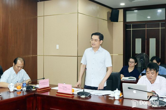 Phó Giám đốc Sở Nông nghiệp và Môi trường Trần Trọng Toàn báo cáo các khó khăn, vướng mắc trong thi hành Luật Đất đai năm 2024 và các nghị định hướng dẫn. Ảnh: Ban Mai