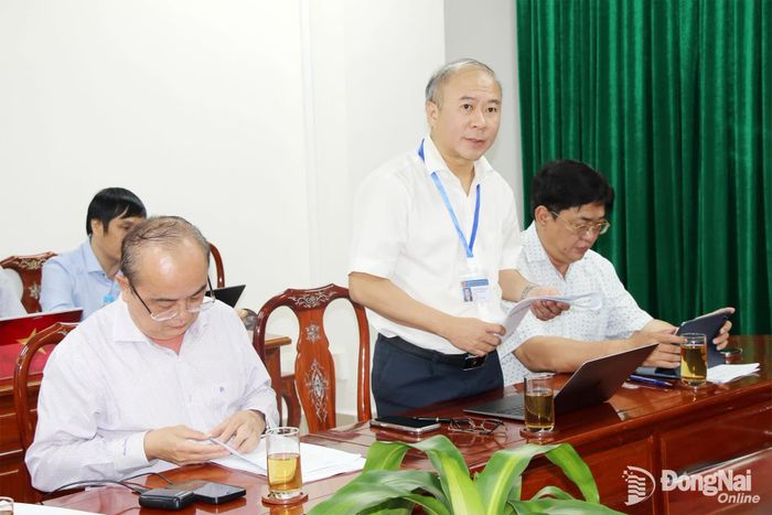 Phó Giám đốc Sở Khoa học và Công nghệ Đồng Nai Nguyễn Minh Quang báo cáo về kết quả chỉ số chuyển đổi số, tình hình phát triển kinh tế số của Đồng Nai trong thời gian qua. Ảnh: Hải Quân