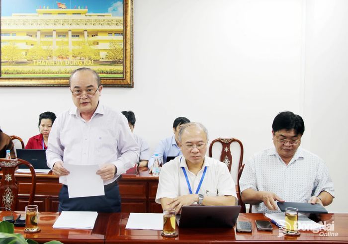 Phó Giám đốc Sở Khoa học và Công nghệ Đồng Nai Võ Hoàng Khai báo cáo kết quả triển khai Chỉ số đổi mới sáng tạo cấp địa phương (PII) năm 2025 và kết quả sơ bộ năm 2026 trên địa bàn thành phố Đồng Nai. Ảnh: Hải Quân