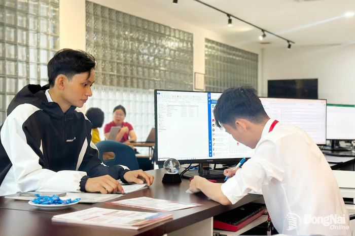 Thí sinh đăng ký xét tuyển vào Trường đại học Công nghệ Đồng Nai. Ảnh: Đình Thuật