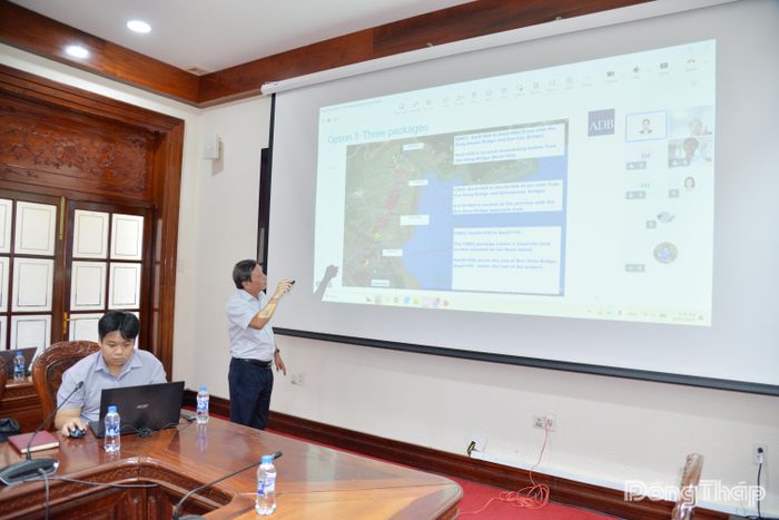 Đồng chí Trần Minh Trung, Phó Giám đốc Ban Quản lý dự án đầu tư xây dựng công trình giao thông tỉnh Đồng Tháp thông tin về Dự án Tuyến đường bộ ven biển đoạn qua địa phận tỉnh.
