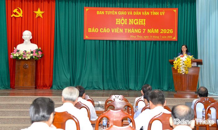 Đồng chí Nguyễn Thị Kim Tuyến, Ủy viên Ban Thường vụ Tỉnh ủy, Trưởng Ban Tuyên giáo và Dân vận Tỉnh ủy, phát biểu tại hội nghị.