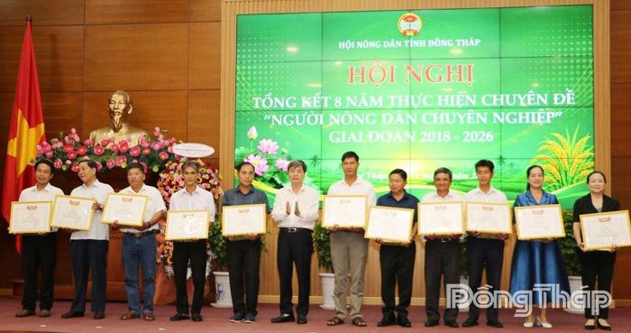 Đồng chí Phạm Văn Chuẩn, Phó Chủ tịch Thường trực HĐND tỉnh Đồng Tháp, trao Bằng khen cho các cá nhân.