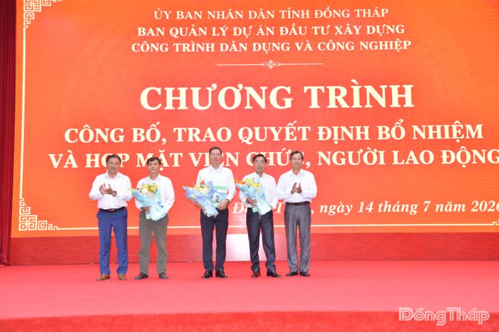 Ban Giám đốc Ban Quản lý dự án đầu tư xây dựng công trình dân dụng và công nghiệp tỉnh trao Quyết định bổ nhiệm lãnh đạo các phòng, ban.