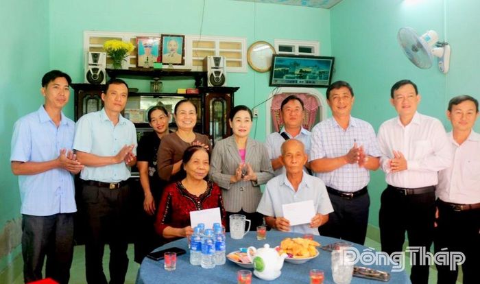 Đồng chí Châu Thị Mỹ Phương thăm, tặng quà thương binh Nguyễn Văn Thẳng.