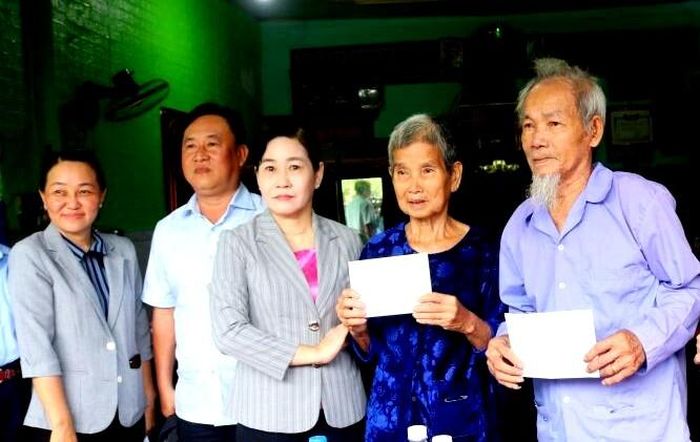 Đồng chí Châu Thị Mỹ Phương, Phó Bí thư Tỉnh ủy, Trưởng Đoàn đại biểu Quốc hội tỉnh Đồng Tháp, thăm, tặng quà mẹ liệt sĩ Trần Thị Dân.