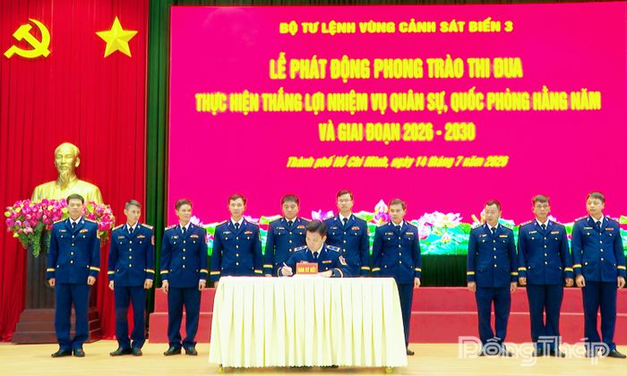 Các cơ quan đơn vị ký giao ước thi đua.